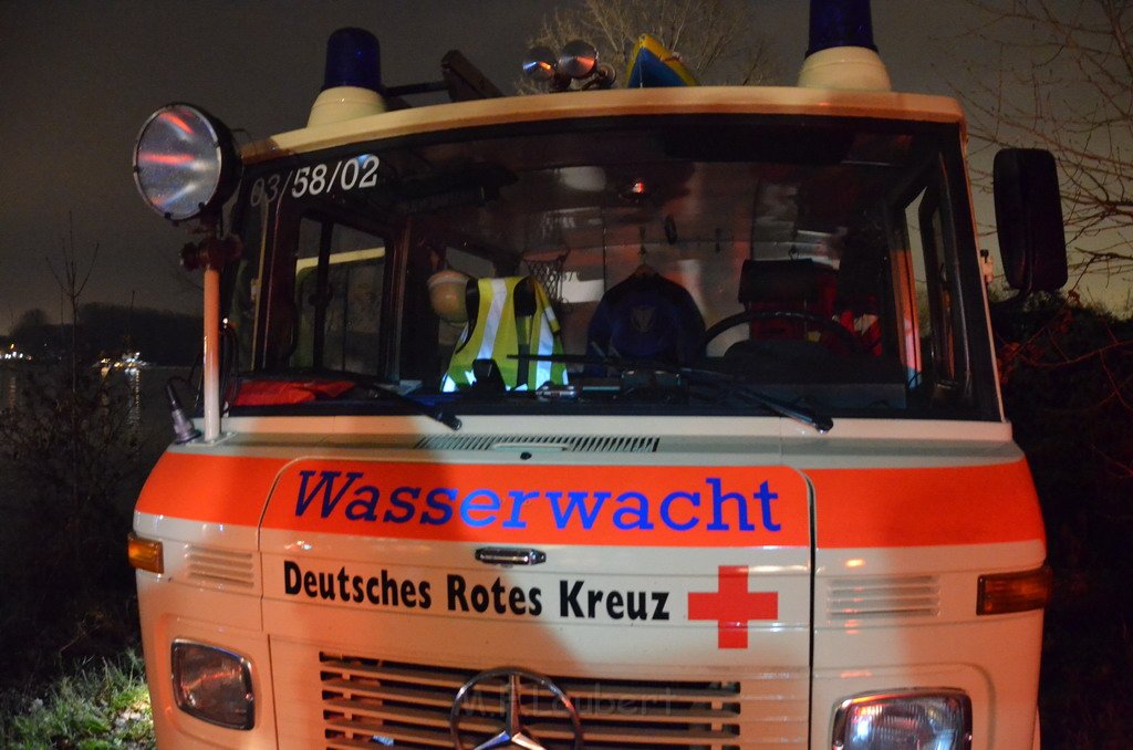 Einsatz BF Koeln PKW im Rhein Mondorf Hersel P097.JPG